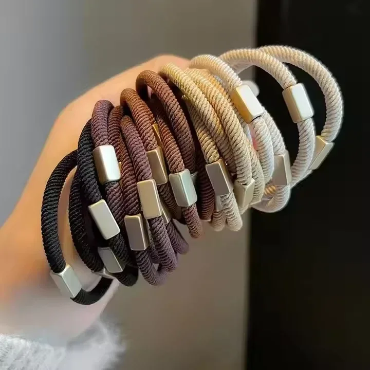 Hair Clips and Scrunchies: Low-MOQ Fashion Accessories for Quick Turns